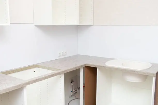 قرنیز روی صفحه کابینت